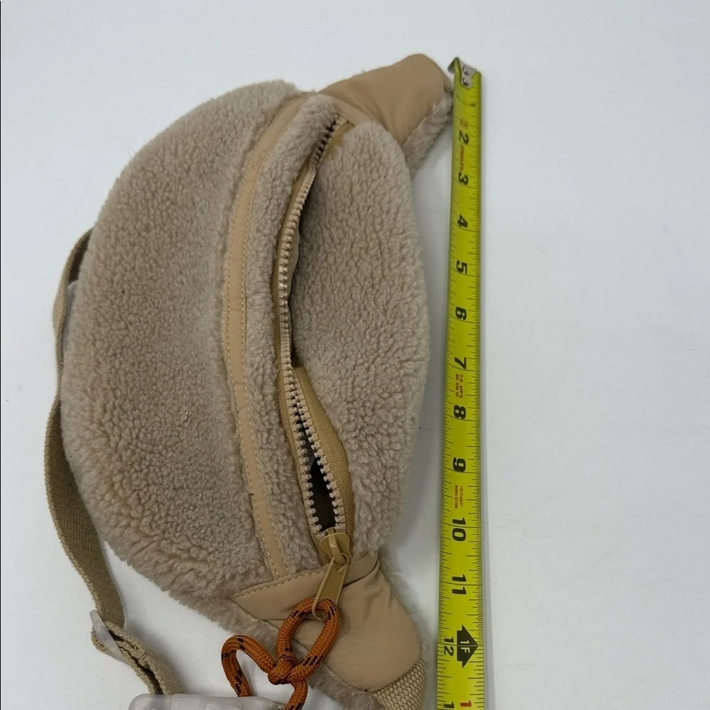 Women’s Zara Cozy Tan Sherpa Fanny Pack Ziopered Bag 12 “